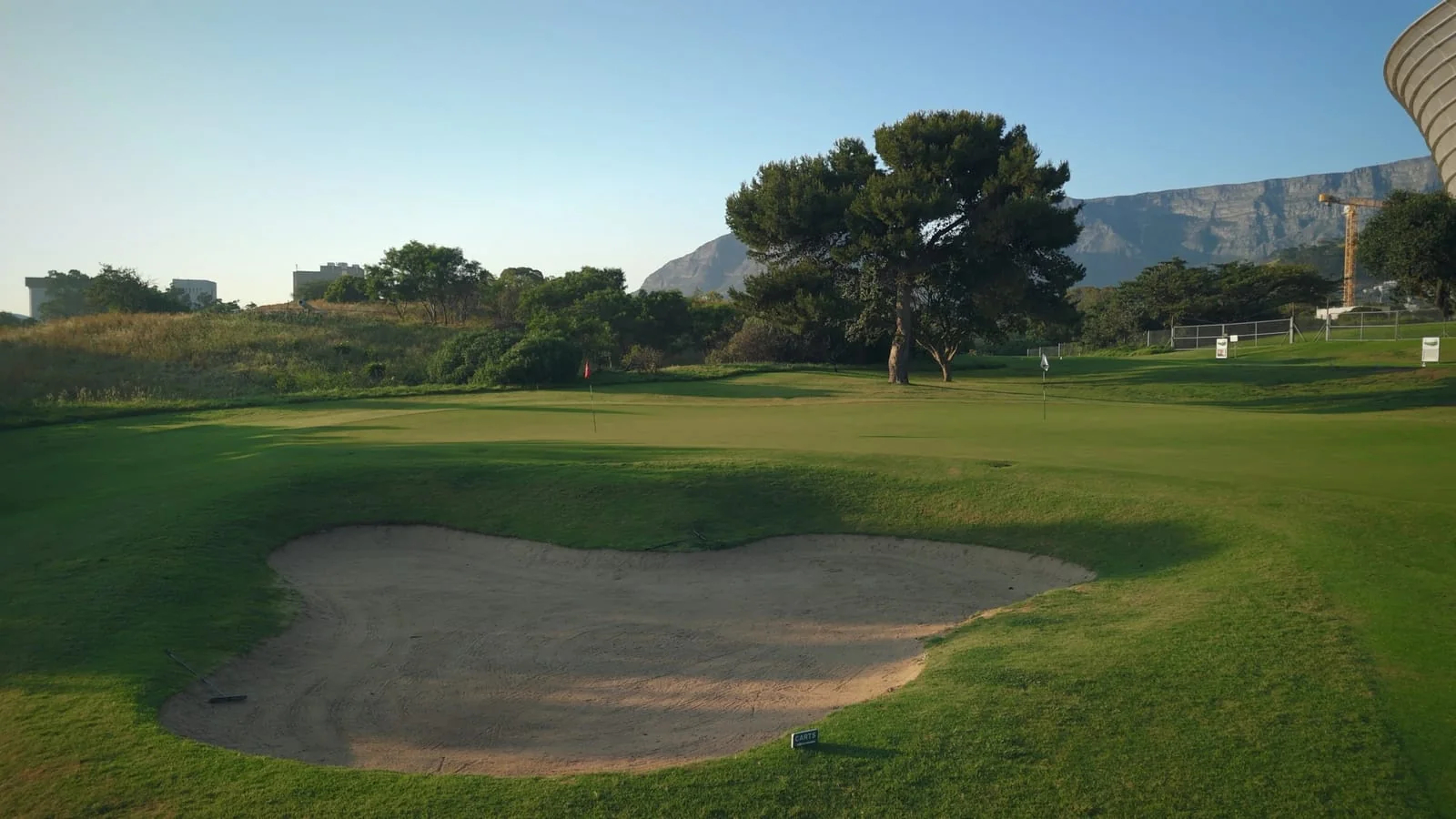 A greenside bunker with Table Mountain behind